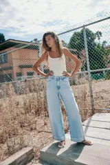 Jeans Z1975 de tiro medio y pernera holgada tipo barrel con bajo acabado en vuelta. Confeccionados en denim de lavado claro, cuentan con diseño de cinco bolsillos y cierre frontal con cremallera y botón metálico.