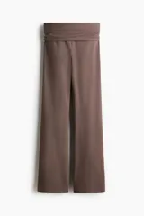 Pantalón de punto de algodón suave, color marrón, con cintura ancha plegable y piernas rectas de corte acampanado.