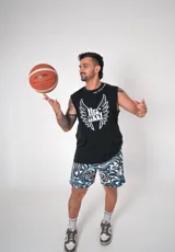 Short deportivo con estampado abstracto en blanco, negro, rojo y celeste.