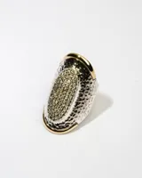 Anillo plateado con forma ovalada y superficie texturizada, con apliques de zirconias blancas y detalles en dublé de oro.