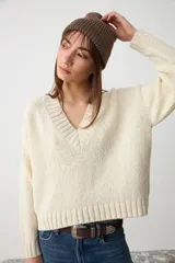 Gorro tipo beanie de tejido acanalado en color marrón taupe, con diseño clásico y ajuste cómodo.