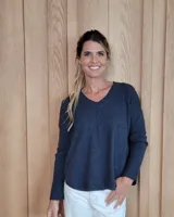 Sweater de punto color gris oscuro, con cuello en V, manga larga y corte holgado.