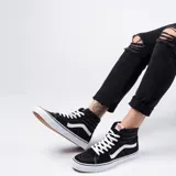 Championes Vans Sk8-Hi negros con detalles en blanco.
