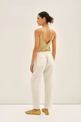 Pantalon de corte recto confeccionado en mezcla de liocel y lino, con cintura elastizada y bolsillos laterales.