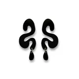 Par de aros colgantes negros con forma de S alargada y dije en forma de gota.