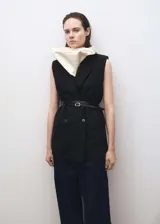 Chaleco negro con cuello pico con solapa, tejido mezcla de lana y cierre de doble botonadura.
