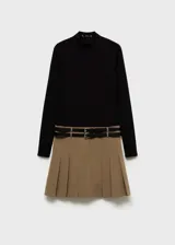 Vestido corto de diseño combinado con cuerpo de tejido de punto negro de cuello alto y manga larga, y falda evasé color tostado con tablas y trabillas. Incluye cinturones decorativos negros con hebillas metálicas.