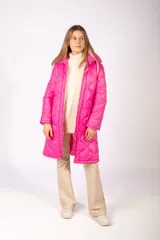 Campera larga tipo puffer color fucsia, con diseño acolchado de costuras circulares, cierre frontal y cuello alto.