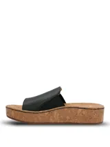Sandalias tipo chinela Hush Puppies con plataforma de corcho y banda ancha de cuero negro en el empeine.