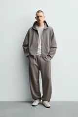 Pantalón jogger balloon fit de hombre, color negro con efecto lavado, confeccionado en algodón con interior afelpado. Cuenta con cintura elástica, bolsillos laterales y detalle de bolsillos traseros.