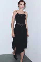 Vestido midi de tirantes finos con escote recto y detalle de encaje a tono en el escote y la cintura. Presenta un diseño con bajo asimétrico y falda con caída fluida.
