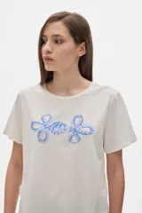 Remera negra de algodón con cuello redondo, manga corta y calce oversized. Estampado frontal con dos tigres blancos y texto azul "Armonía".