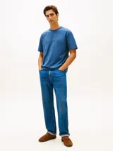 Remera de manga corta Tommy Hilfiger en color azul, con cuello redondo y gráfico bordado con el nombre de la marca y el año de fundación en el pecho.