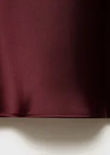 Falda midi color borgoña de tejido satinado con cintura elástica y diseño evasé.