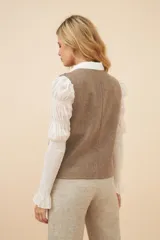 Chaleco marrón de punto abanico crochet. Prenda must have de la temporada.