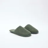 Zapatillas de estar por casa tipo mule, confeccionadas en tejido de fieltro color verde kaki, con suela plana y diseño cerrado en la parte delantera.
