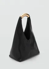Bolso de mano pequeño con diseño estructurado y minimalista en color negro. Presenta un asa superior rígida de metal dorado y cuerpo de material sintético con acabado texturizado.
