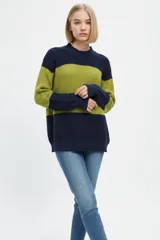 Sweater holgado de punto con cuello alto, diseño de franjas horizontales en azul marino y verde, y mangas largas.