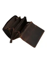 Billetera de cuero natural color marrón oscuro con acabado rústico. Cuenta con solapa frontal con cierre imantado, compartimento principal con cierre perimetral, múltiples espacios para tarjetas y billetes, y tecnología de protección RFID.