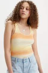 Musculosa de algodón con textura acanalada y diseño de rayas horizontales en tonos amarillos y naranjas con efecto tie dye. Presenta un corte clásico y escote redondo.