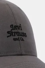 Gorra Levi's de color gris con diseño clásico de visera curva y cierre ajustable en la parte trasera. Cuenta con el logotipo bordado en contraste en el panel frontal.