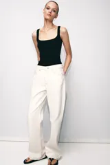 Musculosa de algodón fit entallado con escote redondo y diseño liso.