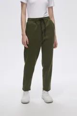 Pantalón tipo babucha de corte recto, confeccionado en tejido con felpa, con cintura elástica y cordón de ajuste frontal.