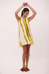 Vestido corto sin mangas, con cuello redondo y estampado a rayas verticales en tonos blanco y amarillo. Confeccionado en lino italiano y detalle desflecado en cuello y ruedo.