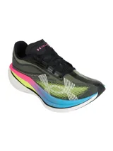 Championes de running Under Armour Velociti Elite 3, diseñados para carreras de larga distancia. Presentan una parte superior de tejido elástico en tonos oscuros con detalles en amarillo neón y blanco. La entresuela destaca por su diseño multicolor con capas en rosa, amarillo y azul, sobre una base blanca, incorporando placa de fibra de carbono para mayor retorno de energía.