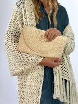 Sobre de mano tipo clutch, confeccionado en fibra natural color beige.