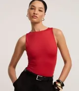 Body básico color rojo, con cuello halter, sin mangas y confeccionado en poliamida. Tiene forro en el busto.