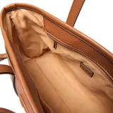 Cartera tipo tote bag de material símil cuero color habano, con textura granulada. Posee dos asas de mano y una correa larga regulable y desmontable. Cuenta con cierre metálico superior y un bolsillo interno con cierre.