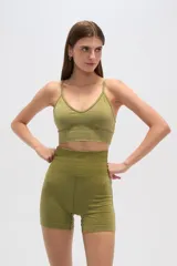 Top color rosa con breteles finos, corte al cuerpo, con elástico en la base y escote profundo.