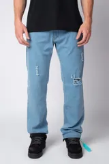 Jean de corte recto y calce relajado, confeccionado en denim de tono azul claro con detalles de roturas y desgaste.