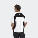 Remera de algodón con corte oversize, diseño bicolor en negro y blanco con paneles laterales en contraste. Presenta logo bordado en el frente y en la espalda.