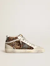 Zapatillas Golden Goose modelo Mid Star de media caña, con estampado de leopardo, estrella negra de cuero en el lateral, detalles en gamuza gris y cordones grises.