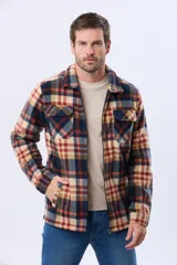 Campera polar de hombre con estampa a cuadros en tonos neutros y azules, confeccionada con tejido polar suave. Presenta cierre frontal, cuello camisero, bolsillos con solapa en el pecho y calce cómodo.