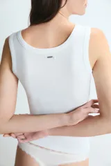 Musculosa de viscosa con cuello redondo y diseño acanalado, de calce ajustado.