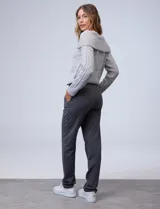Pantalón jogger color beige de algodón con pretina elastizada.