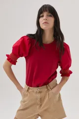 Blusa de algodón color rojo con mangas cortas abullonadas y detalle de bordado en los puños.