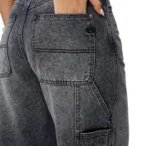 Pantalón de jean de corte ancho, color gris oscuro con efecto lavado.
