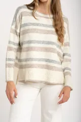 Sweater de punto con diseño de rayas horizontales en tonos neutros, cuello redondo, manga larga y puños acanalados.