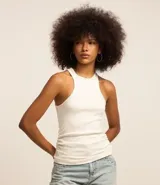 Musculosa de color blanco confeccionada en tejido rib acanalado, con escote halter y detalle de drapeado en el lateral. Presenta un diseño ajustado al cuerpo.