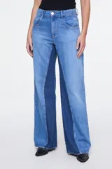 Pantalón de denim bicolor de tiro alto, corte amplio, diseño de cinco bolsillos y combinación de paneles en tonos de azul.