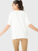Remera de manga corta color blanco, con diseño oversize y cuello redondo, confeccionada en tela fresca y cómoda.