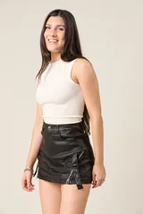 Minifalda negra de cuero sintético con cierre frontal y detalles de cierres y hebillas en los laterales.