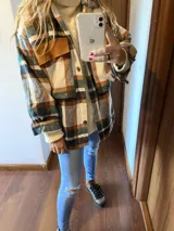 Camisa leñadora a cuadros color lila, blanco y negro, con bolsillos de parche en cuero color marrón.