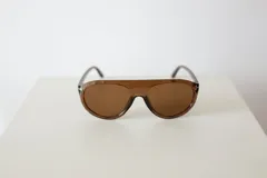 Lentes de sol con armazón de diseño aviador en estampado carey y cristales oscuros con protección UV400.
