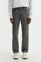Jean de corte regular fit, con diseño de cinco bolsillos, cierre de bragueta y tiro medio. Presenta un acabado en color gris lavado.