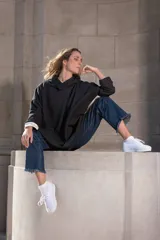 Canguro oversize con capucha, combinado en blanco y negro.